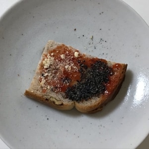 黒すり胡麻と粉チーズのケチャマヨソーストースト